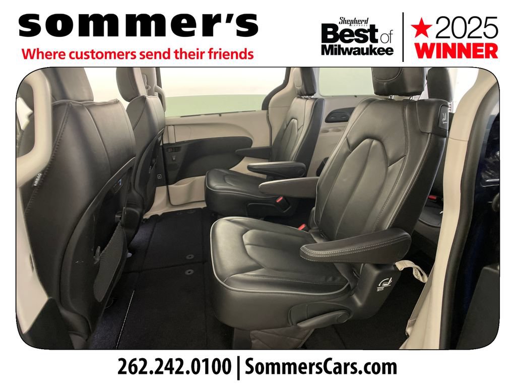 Used 2018 Chrysler Pacifica Limited w/ Tire & Wheel Group FWD image 23