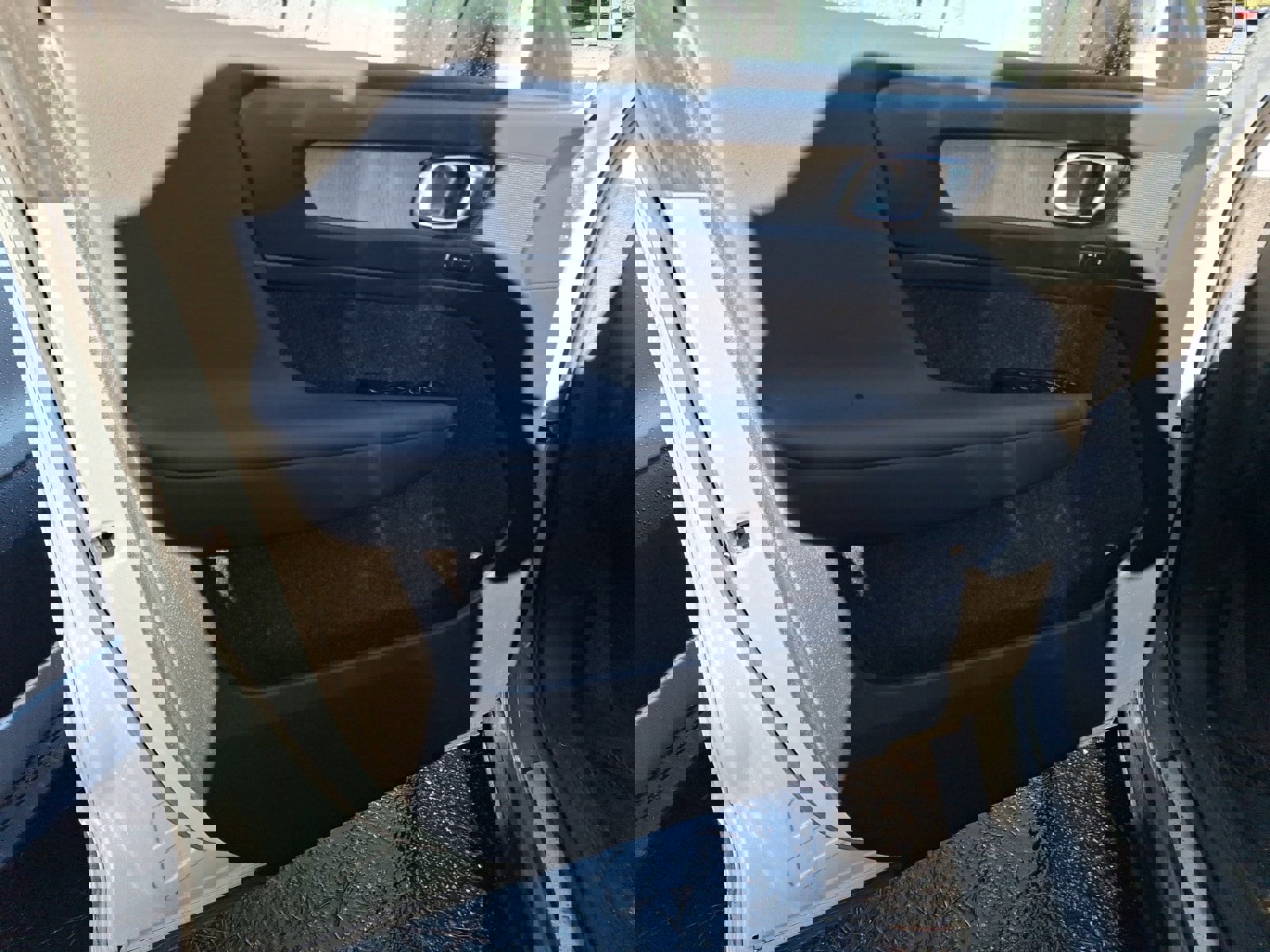 Used 2023 Volvo XC40 B5 Plus image 9