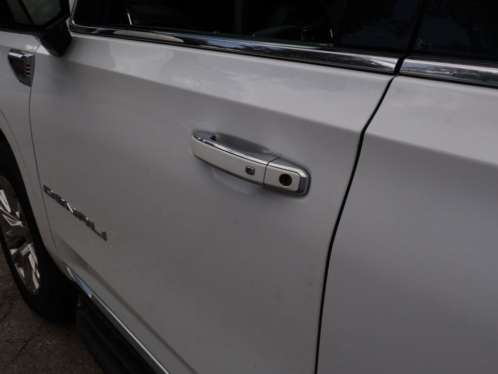 Used 2025 GMC Yukon XL Denali AWD/4WD image 19