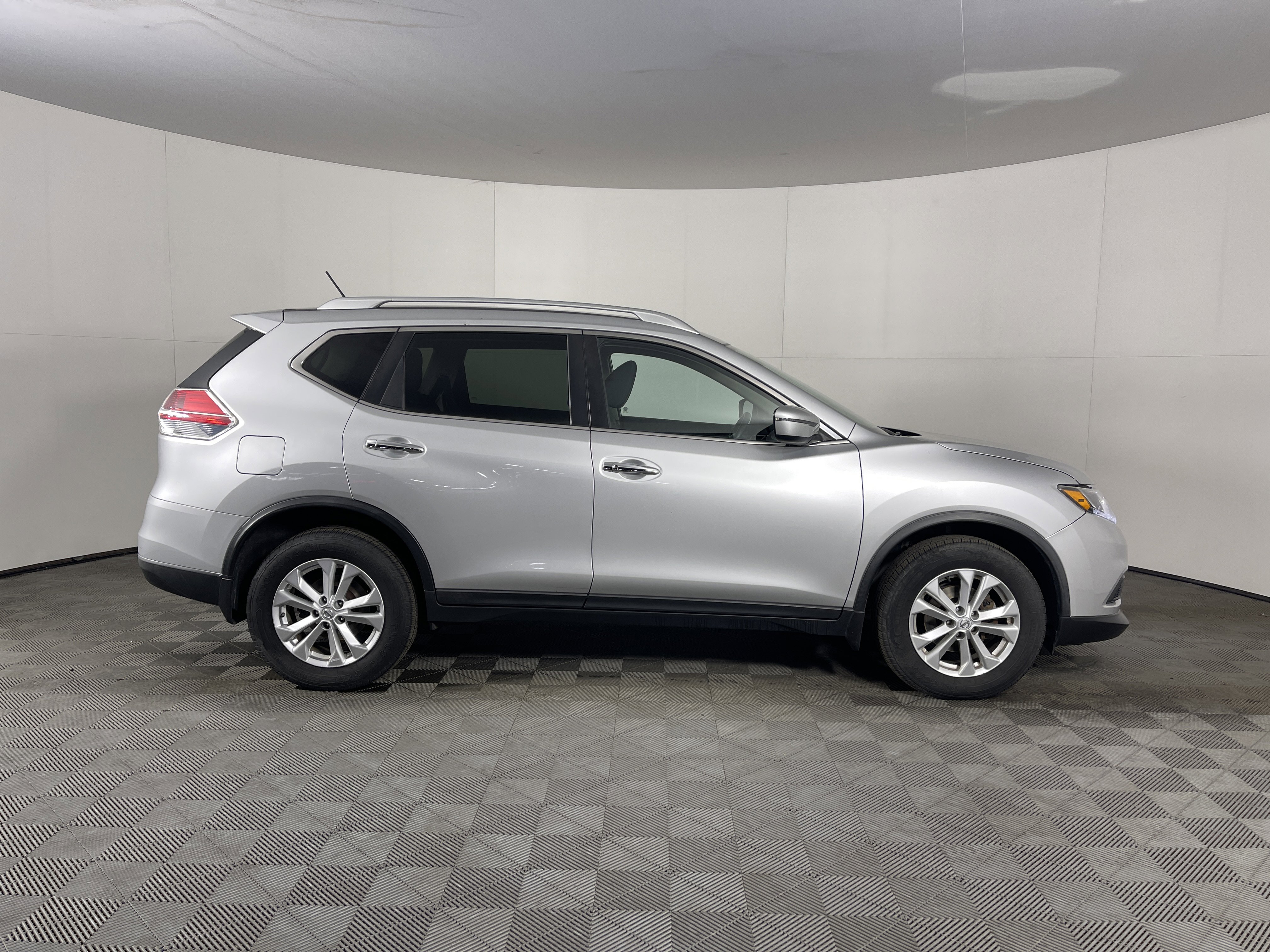Used 2016 Nissan Rogue SV image 5