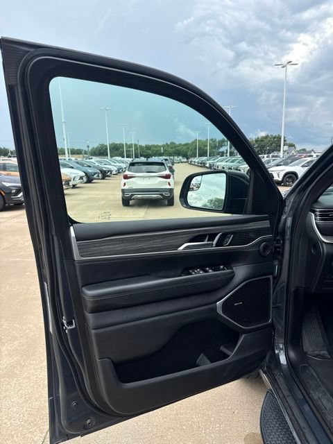 Used 2024 Jeep Wagoneer L Series II w/ Flexible Seating Group AWD/4WD image 9