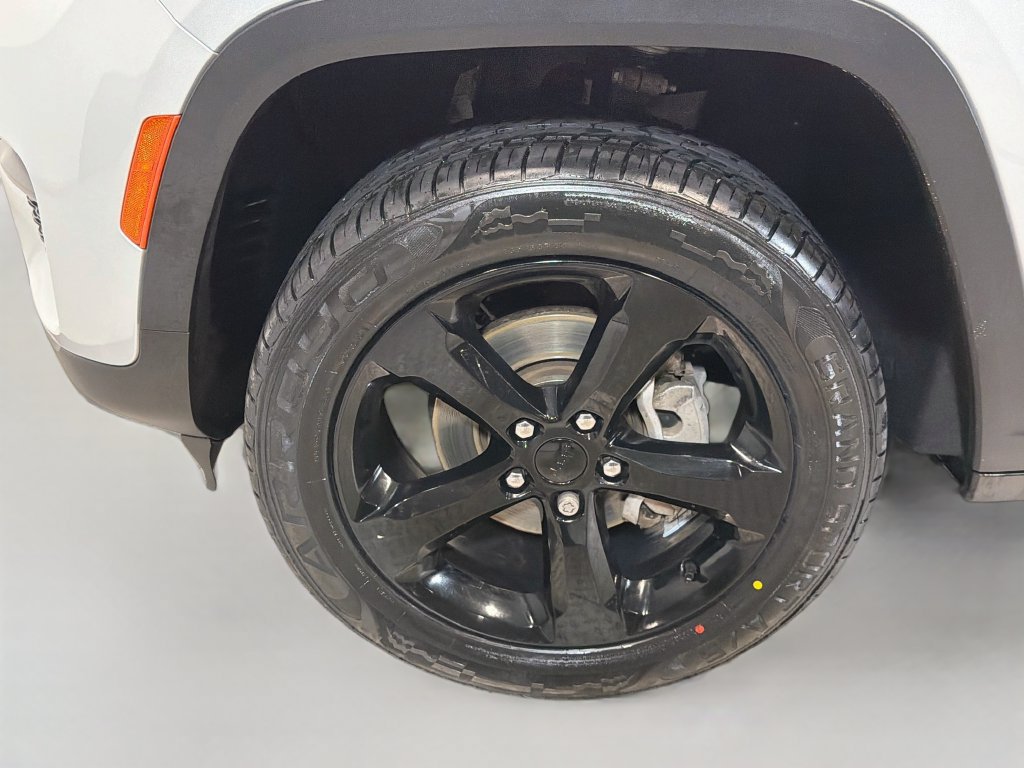 Used 2023 Jeep Grand Cherokee Altitude AWD/4WD image 29
