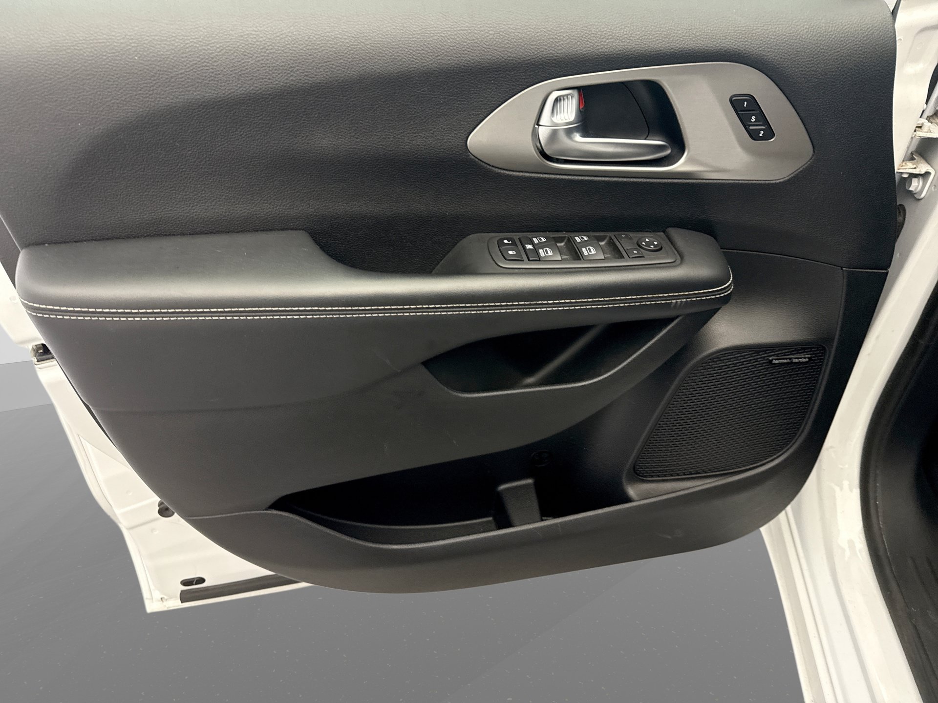 Used 2022 Chrysler Pacifica Limited w/ Uconnect Theater Family Group AWD/4WD image 9