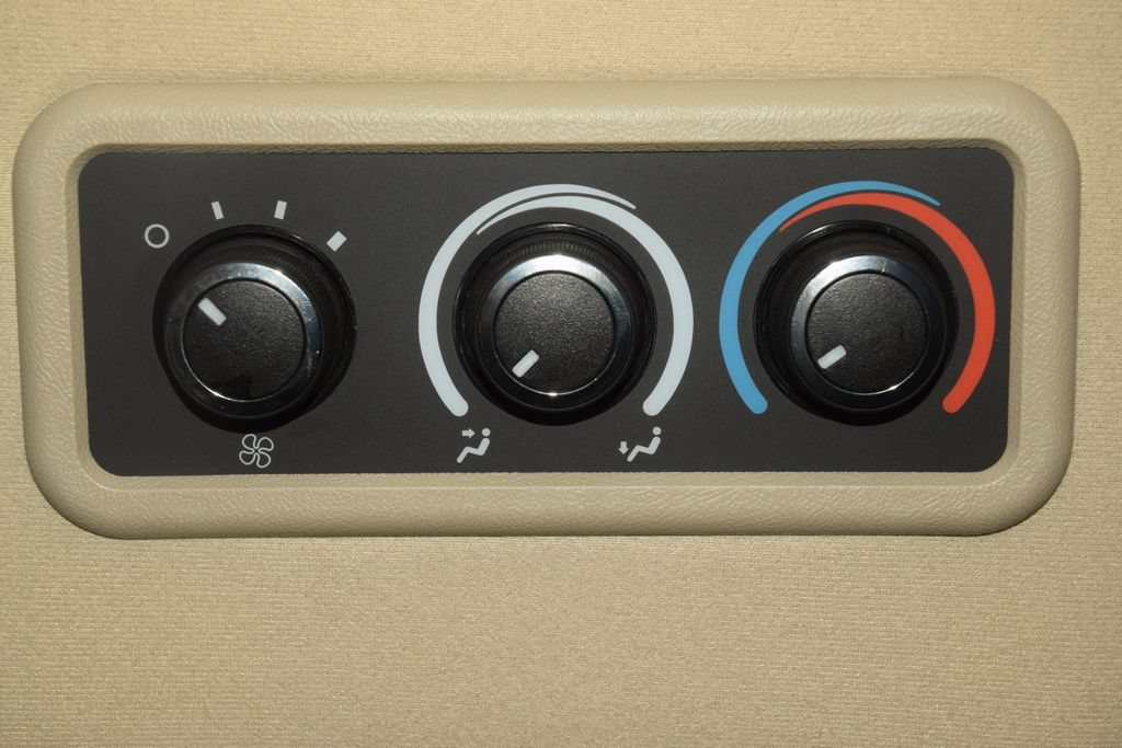 Used 2024 Chevrolet Express 3500 LT w/ LT Preferred Equipment Group RWD image 32