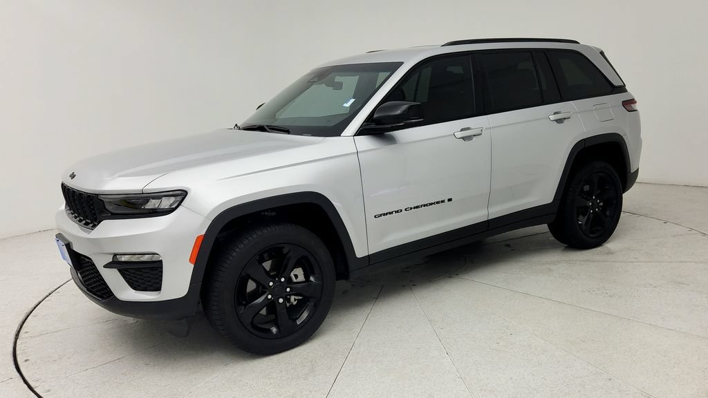 Used 2025 Jeep Grand Cherokee Limited w/ Black Appearance Package RWD image 4