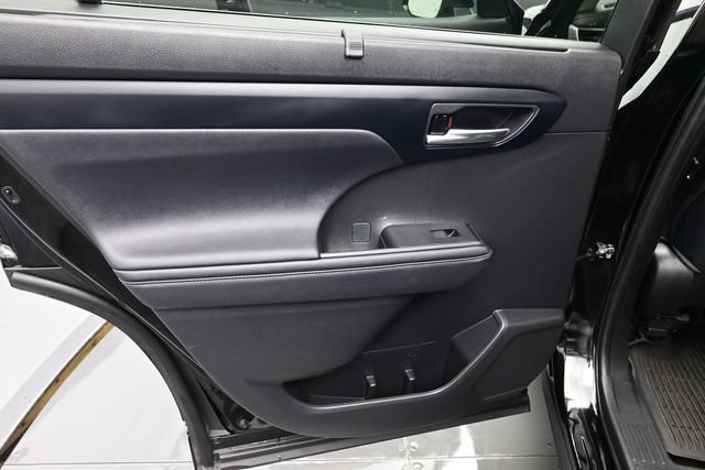 Used 2023 Toyota Highlander XLE AWD/4WD image 13
