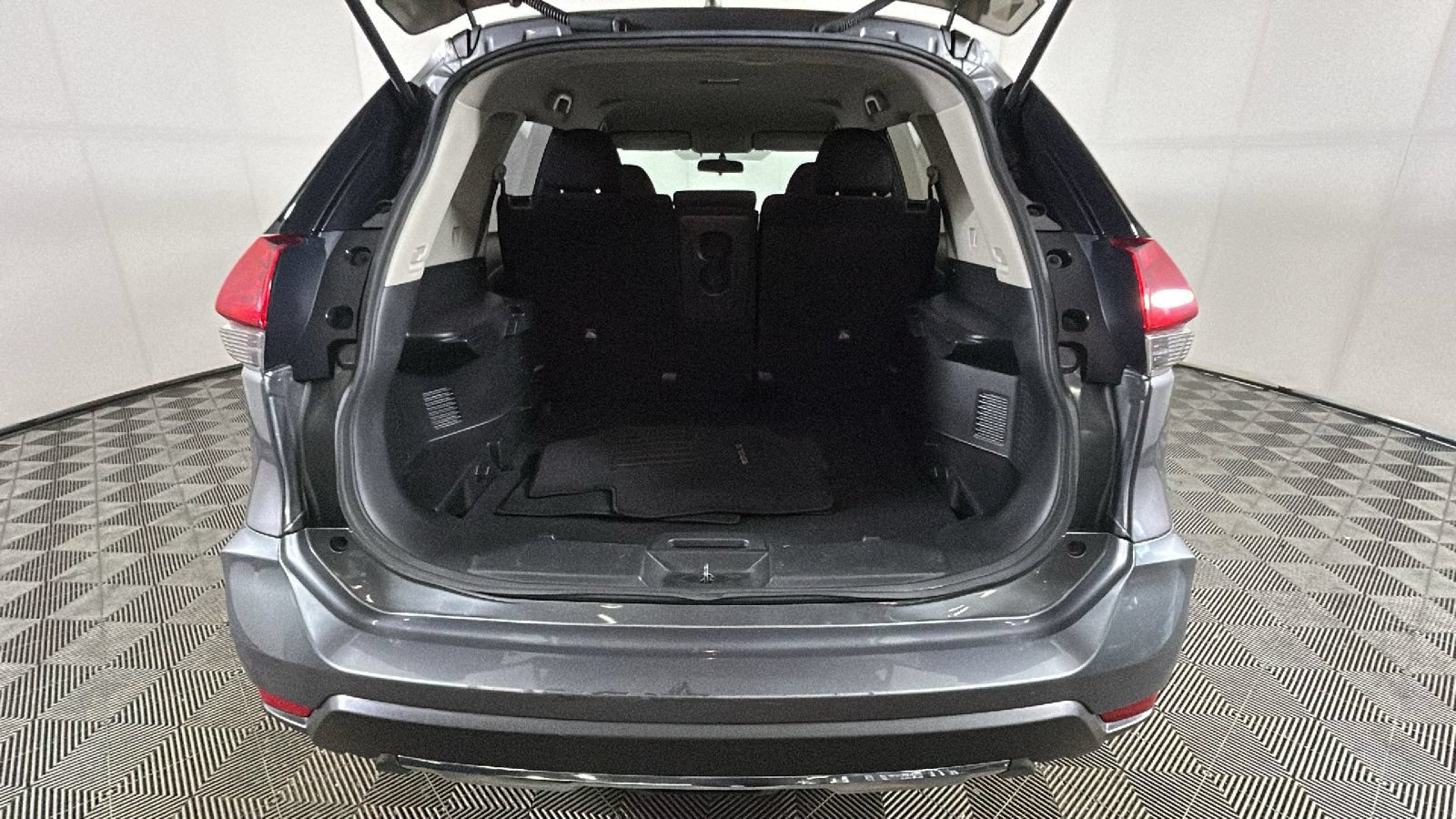 Used 2019 Nissan Rogue S FWD image 30