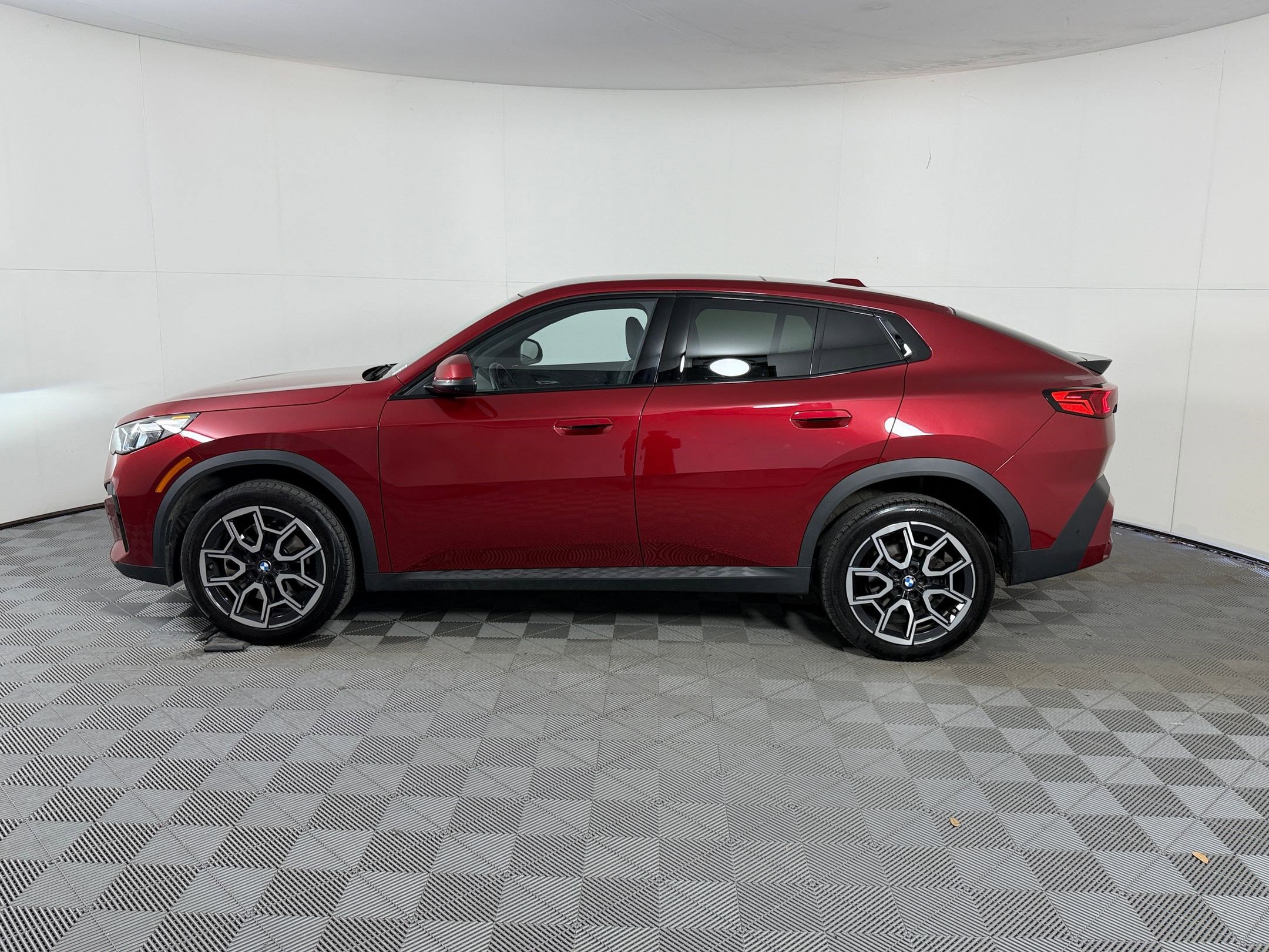 Used 2025 BMW X2 xDrive28i AWD/4WD image 2