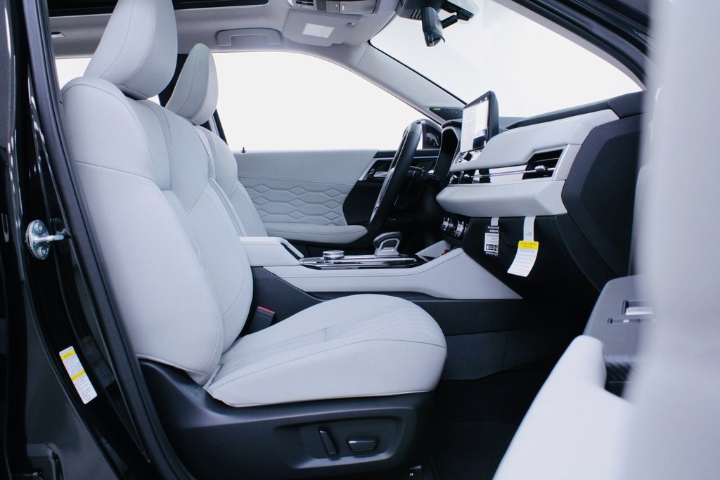 New 2025 Mitsubishi Outlander AWD image 31