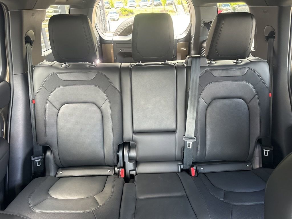 New 2024 Land Rover Defender 130 X-Dynamic SE image 11