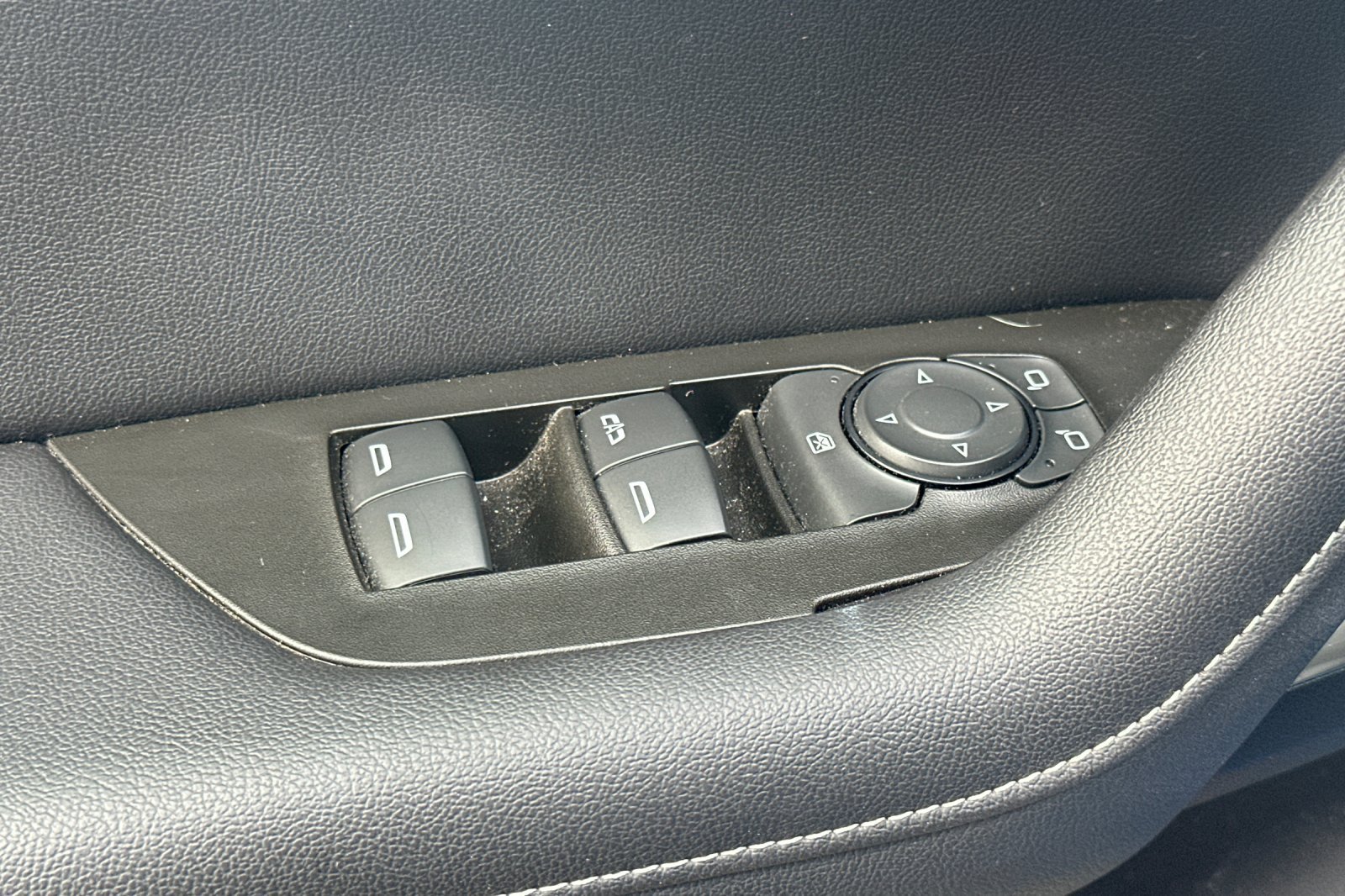 Used 2024 Chevrolet Blazer LT w/ Convenience Package FWD image 12
