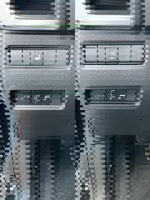 Used 2025 Nissan Rogue SV image 23