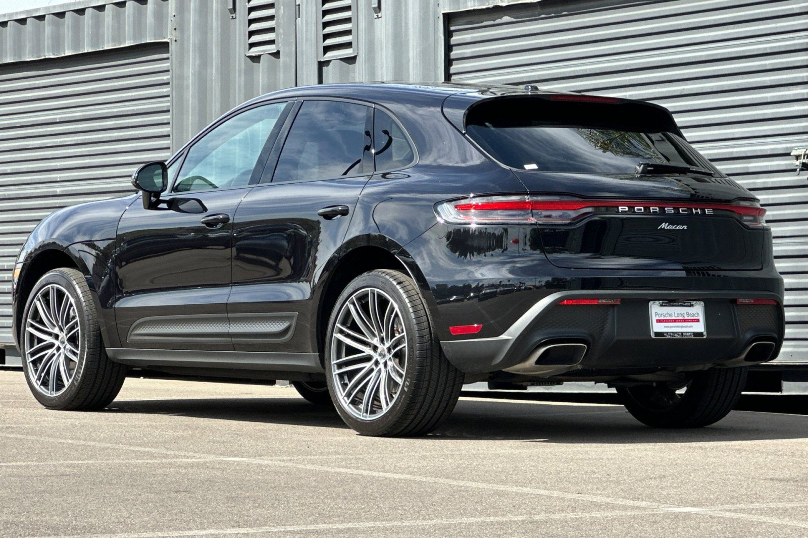 Certified 2025 Porsche Macan image 3