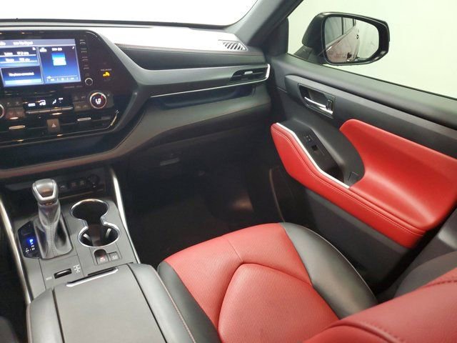 Used 2021 Toyota Highlander XSE FWD image 17