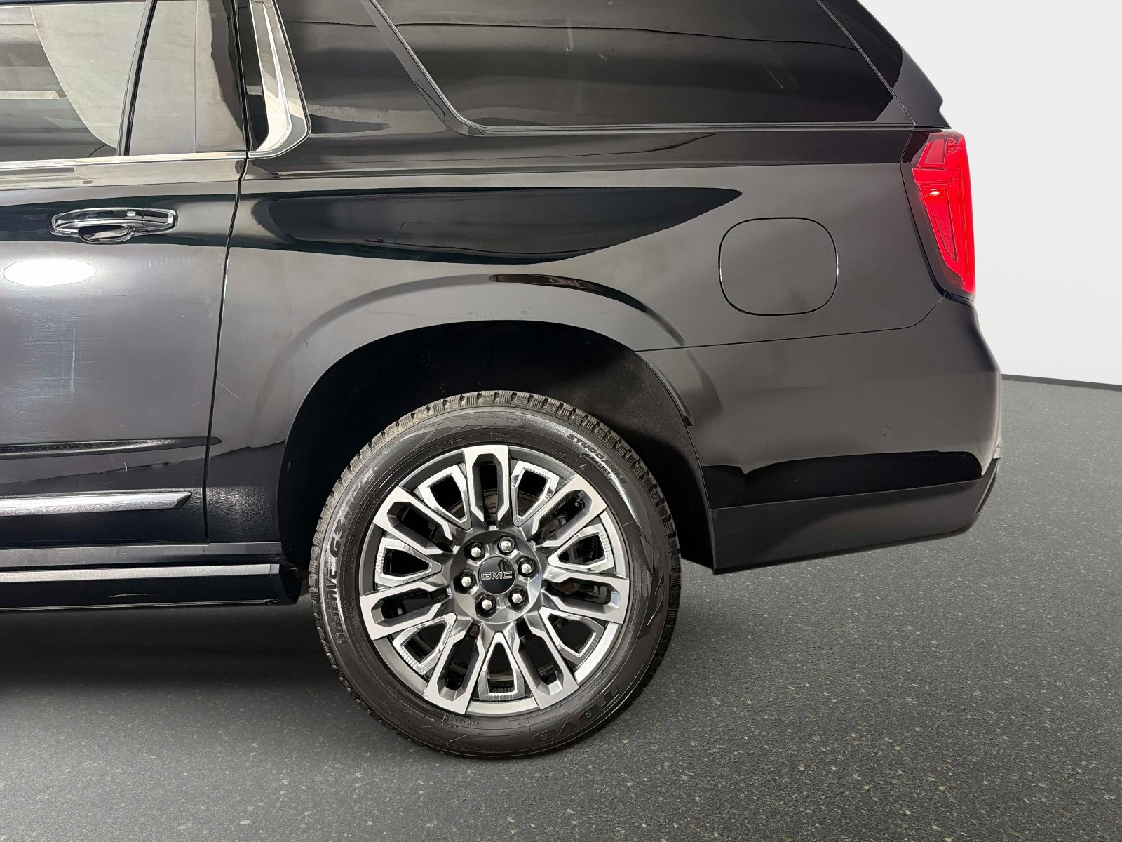 Used 2024 GMC Yukon XL Denali Ultimate AWD/4WD image 14