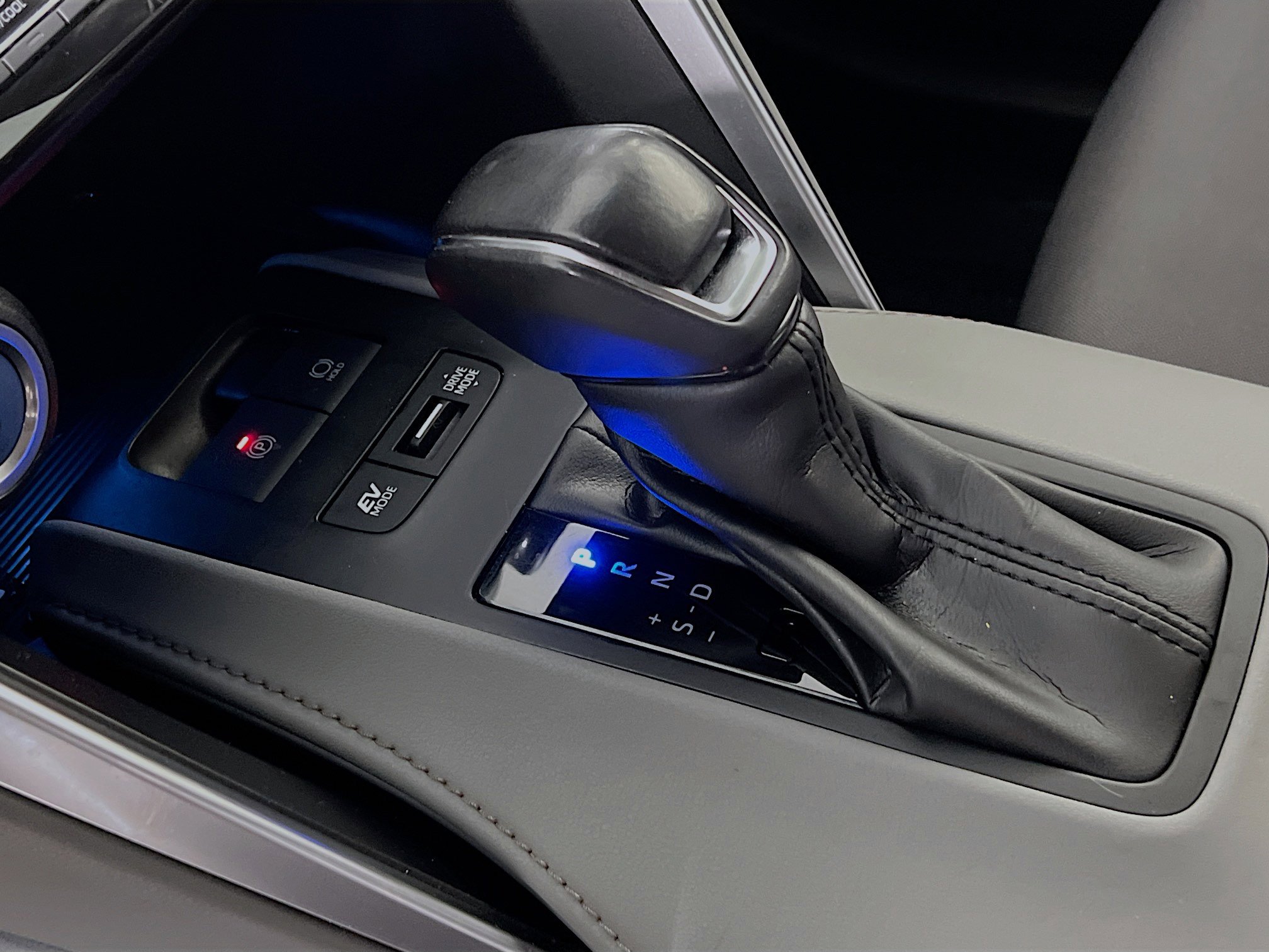 Used 2021 Toyota Venza LE w/ Carpet Mat Package (TMS) image 24