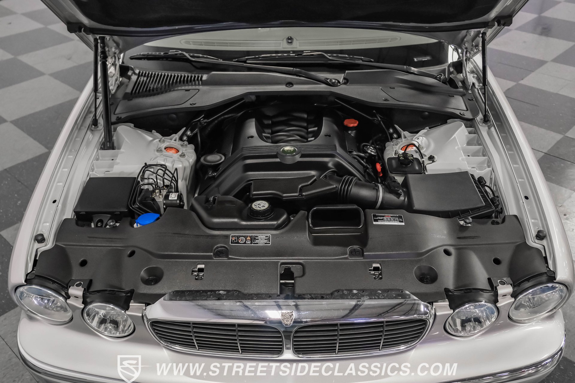 Used 2004 Jaguar XJ8 image 3