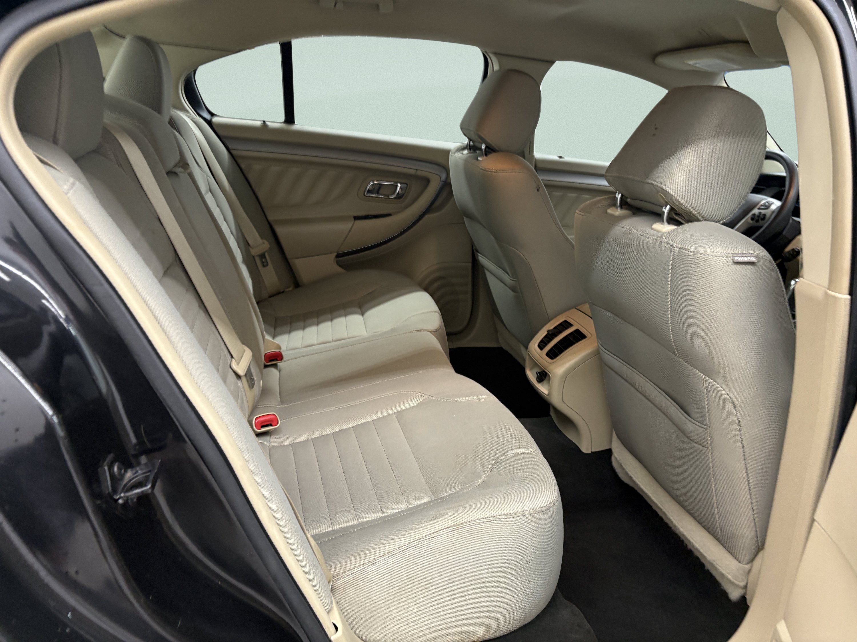 Used 2015 Ford Taurus SE FWD image 21