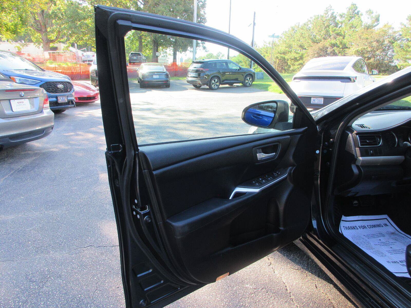 Used 2016 Toyota Camry SE w/ Moonroof Package FWD image 9