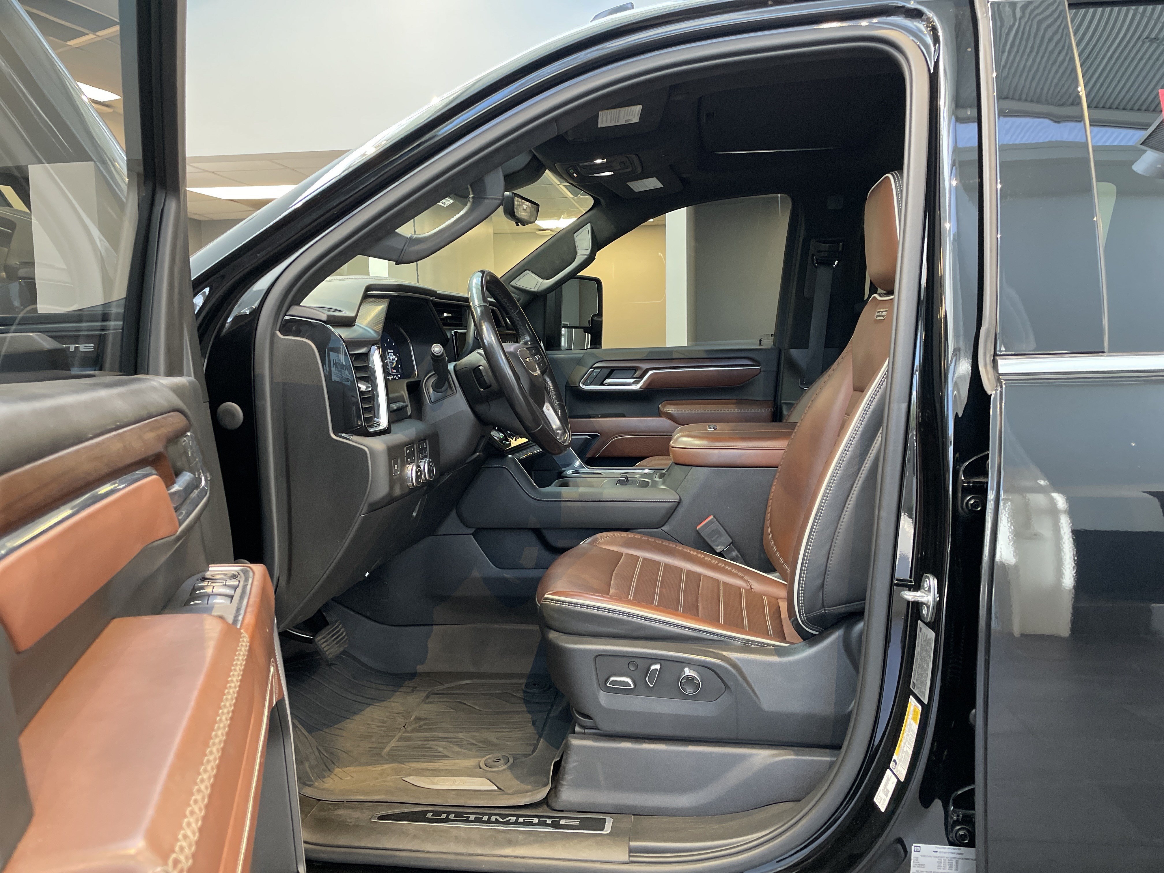 Used 2024 GMC Sierra 3500 Denali Ultimate AWD/4WD image 17