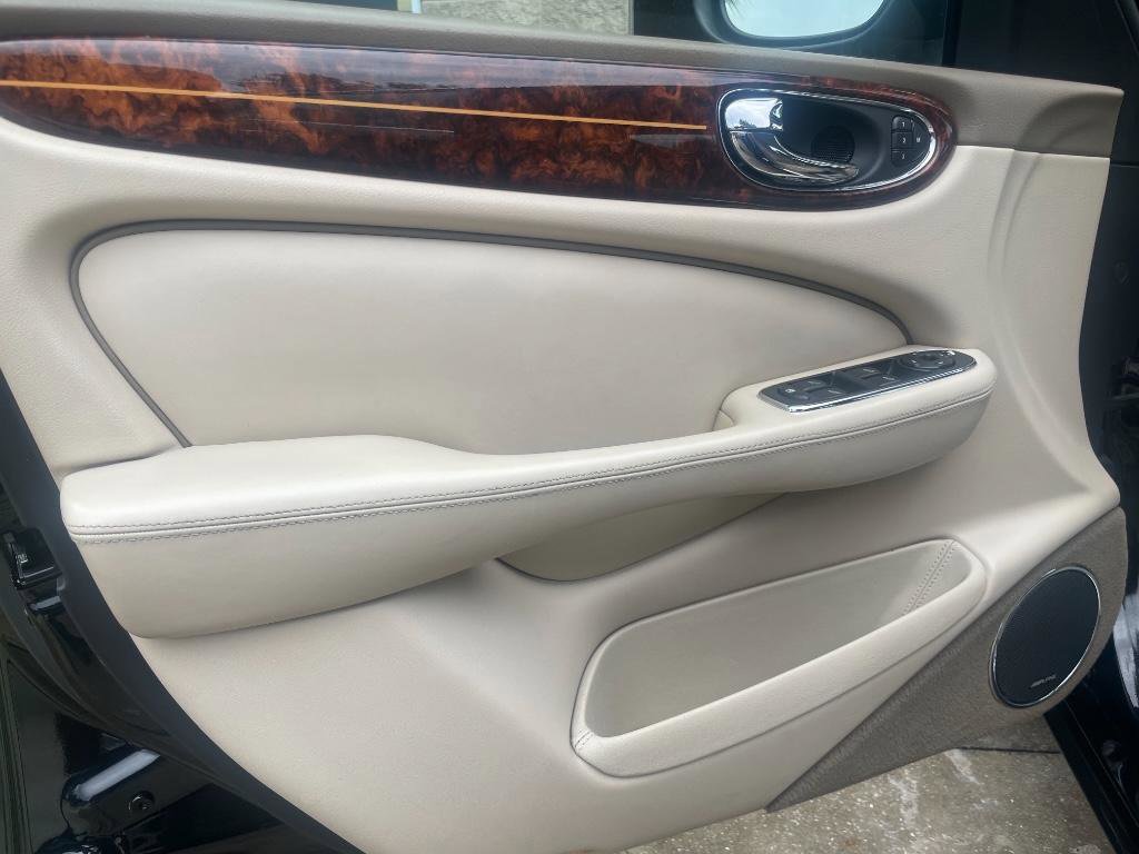 Used 2004 Jaguar XJ8 XJ8 Vanden Plas image 11