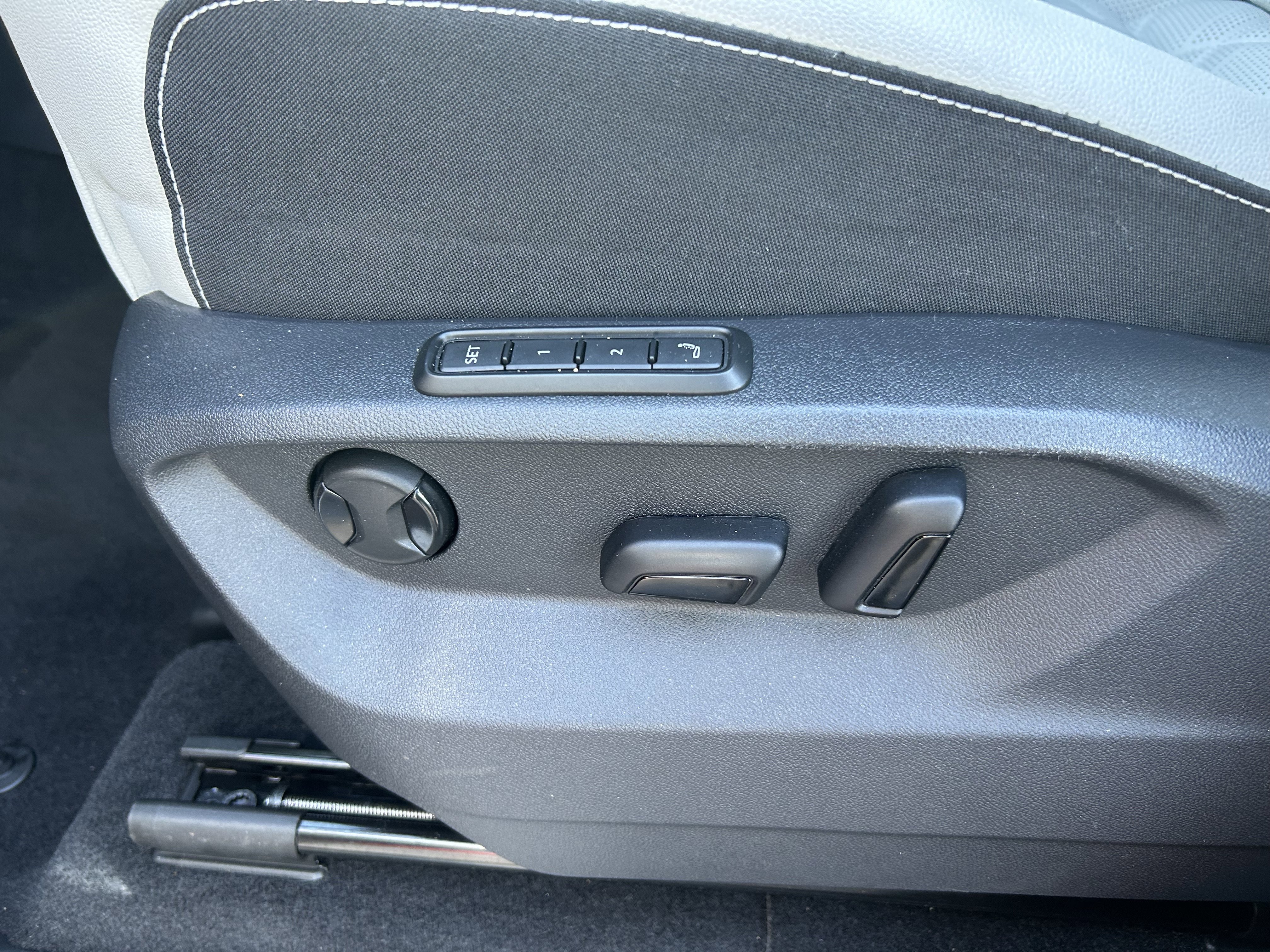 Certified 2025 Volkswagen Atlas Cross Sport SEL Premium R-Line image 22