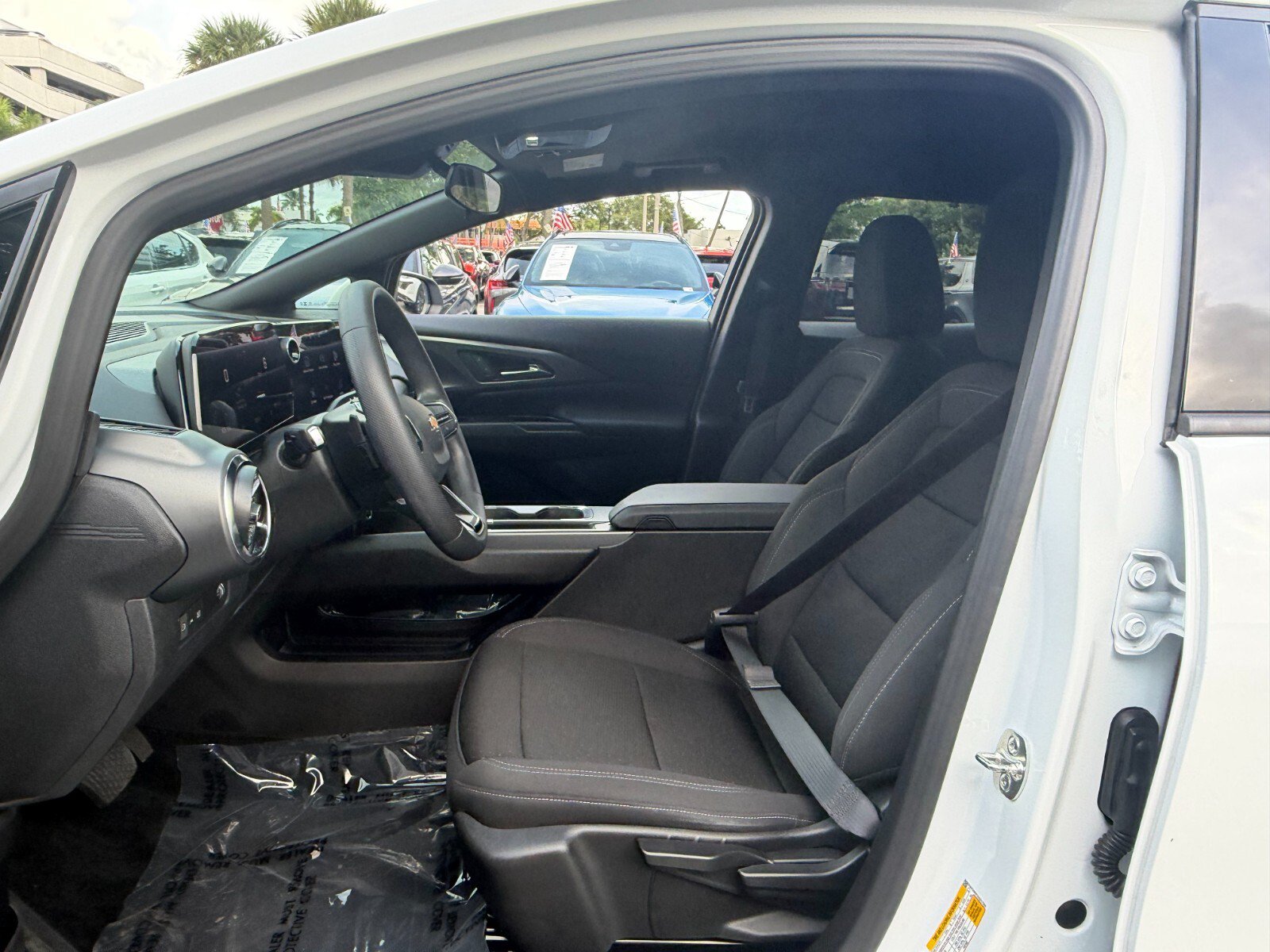 Used 2025 Chevrolet Equinox EV LT FWD image 9