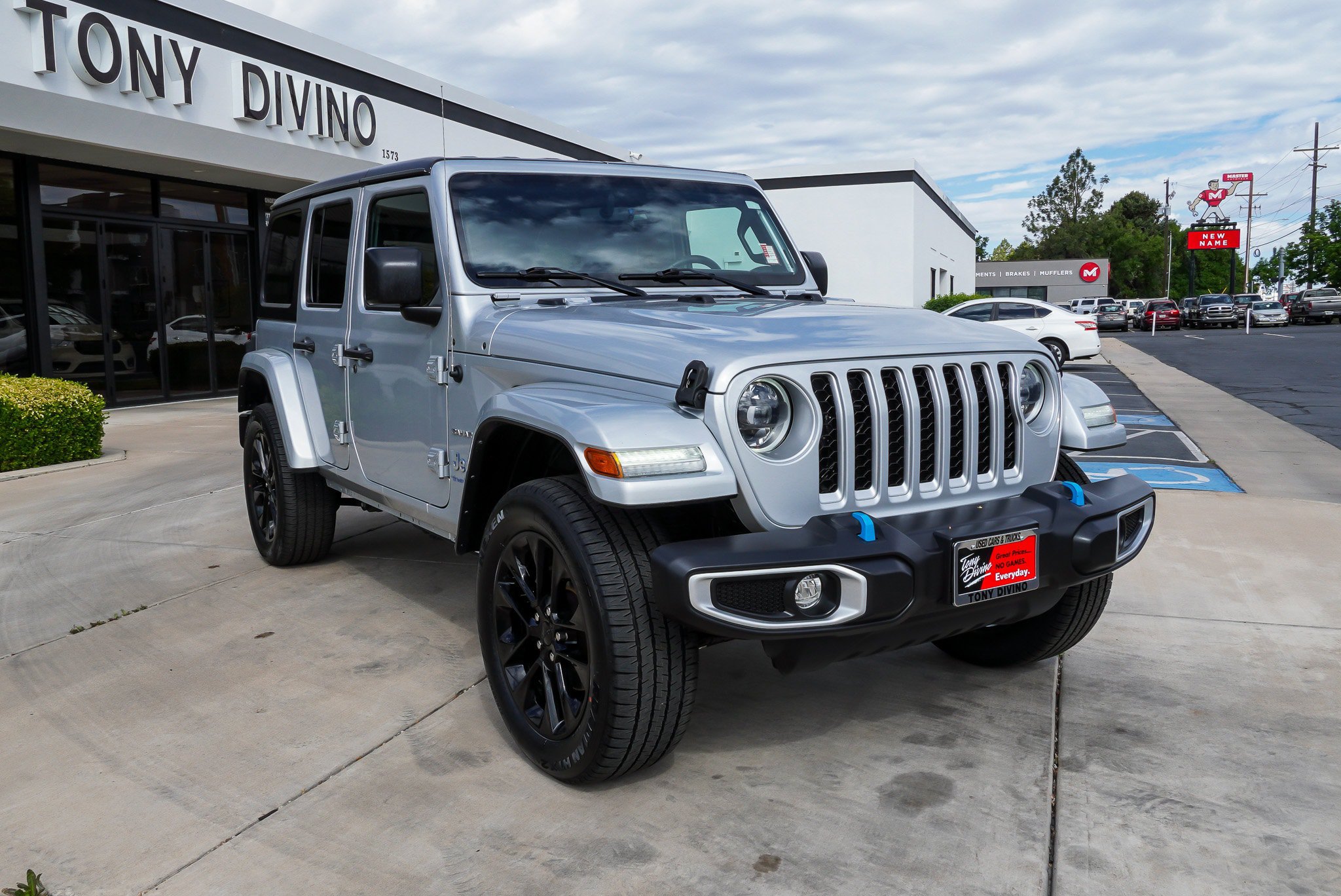 Used 2023 Jeep Wrangler Unlimited Sahara AWD/4WD image 2