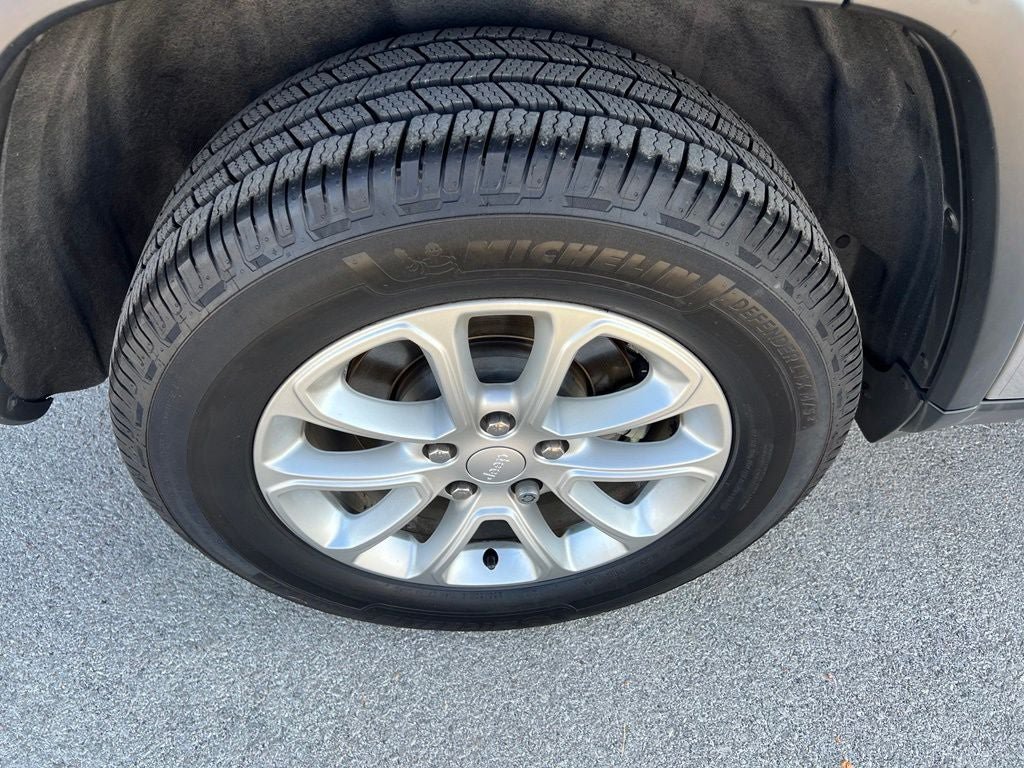 Used 2021 Jeep Grand Cherokee Laredo RWD image 12