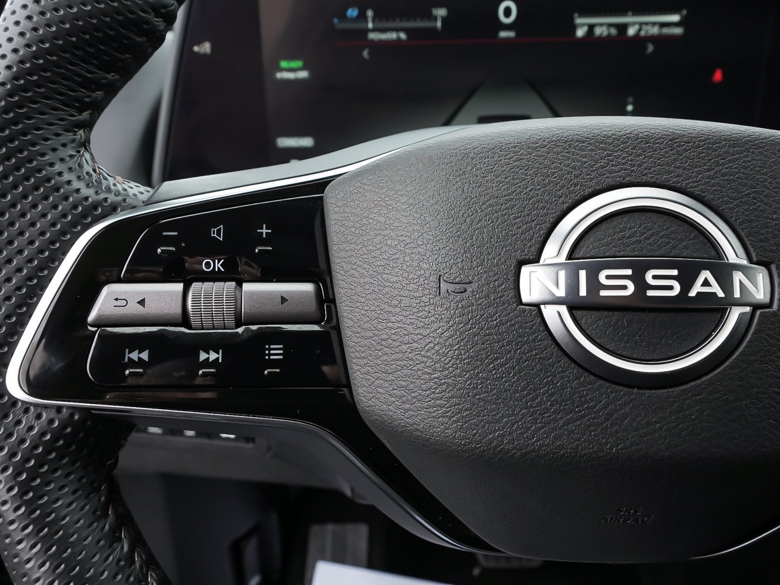 Used 2025 Nissan Ariya AWD image 17