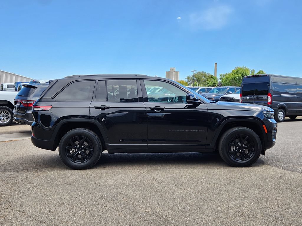Used 2025 Jeep Grand Cherokee Altitude AWD/4WD image 2