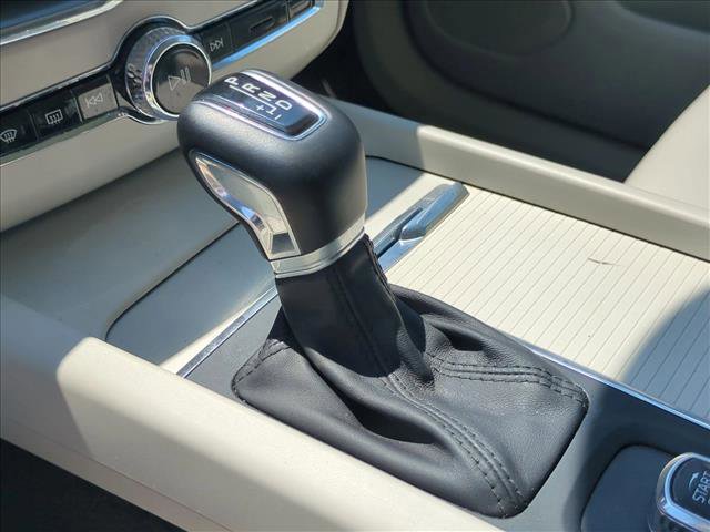 Used 2018 Volvo XC60 T6 Momentum w/ Vision Package image 12