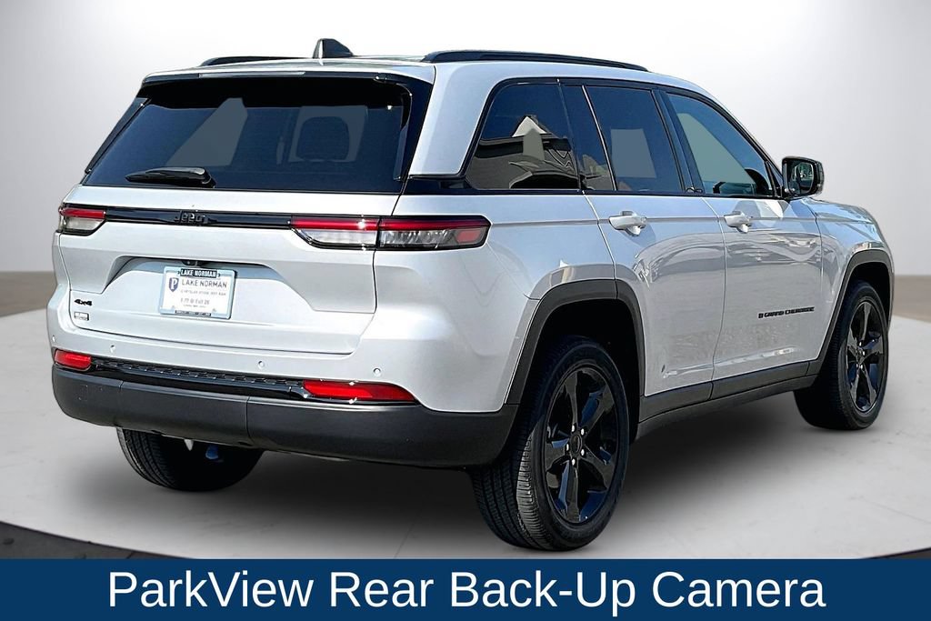 Used 2023 Jeep Grand Cherokee Altitude AWD/4WD image 10