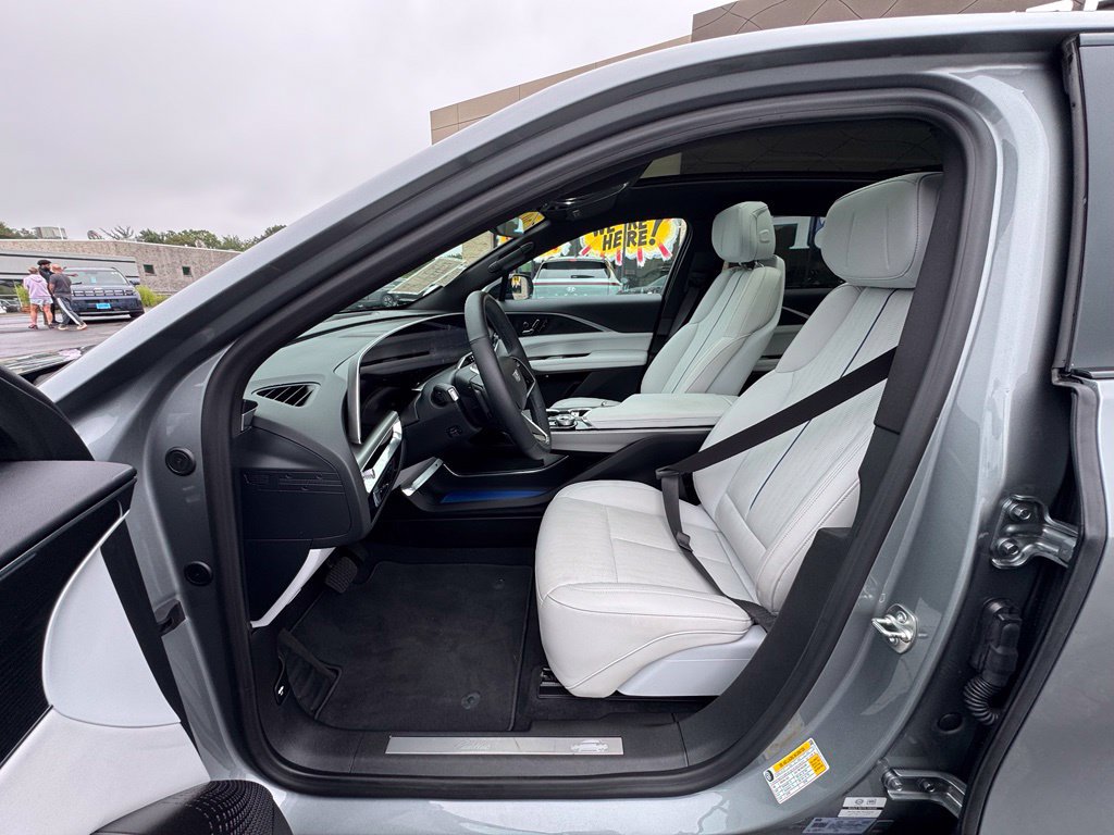Used 2025 Cadillac Lyriq Sport AWD/4WD image 42