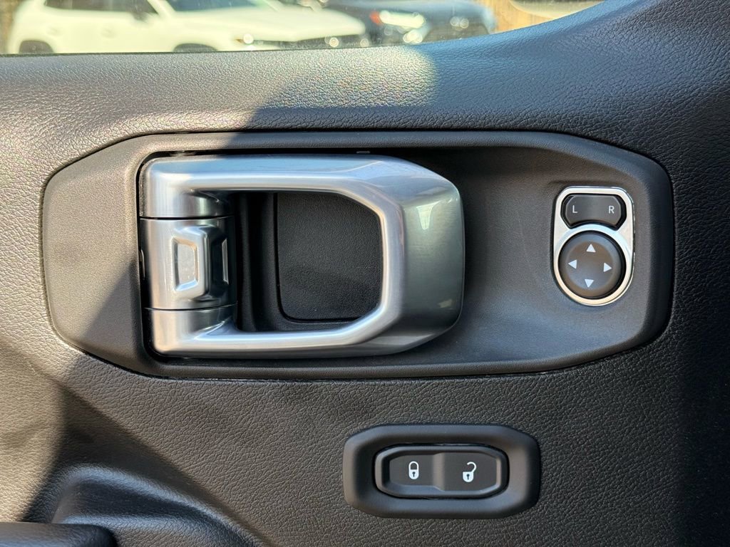 Used 2025 Jeep Wrangler Unlimited Rubicon image 22