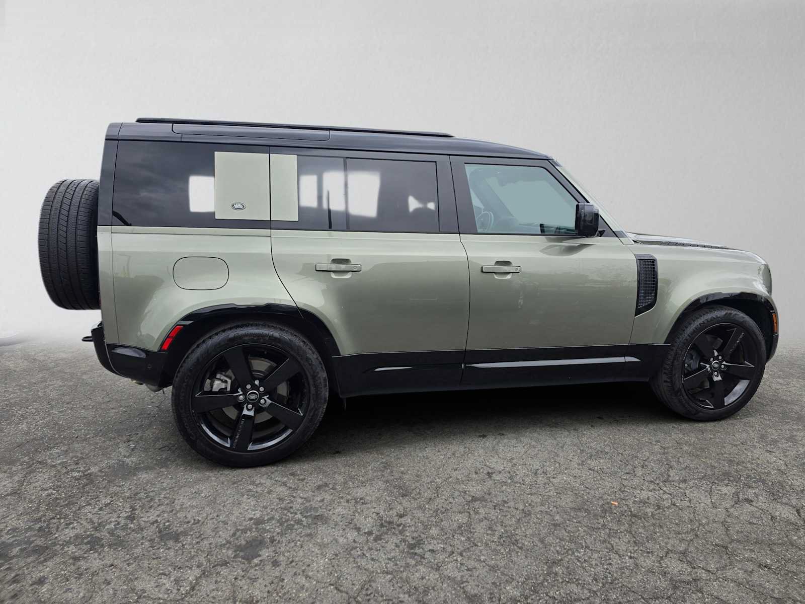 Used 2024 Land Rover Defender 110 X-Dynamic SE AWD/4WD image 6