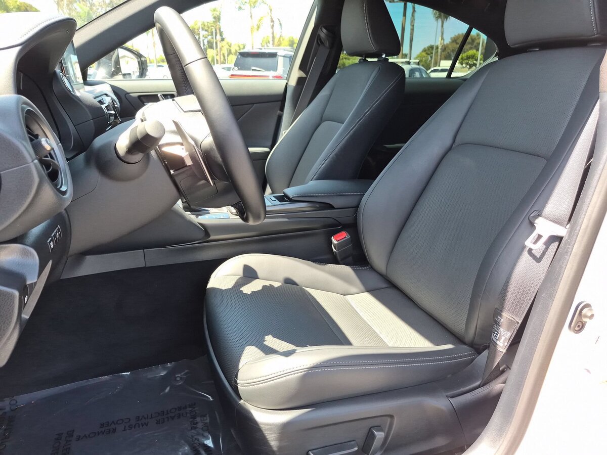 Used 2025 Lexus IS 300 F Sport RWD image 11