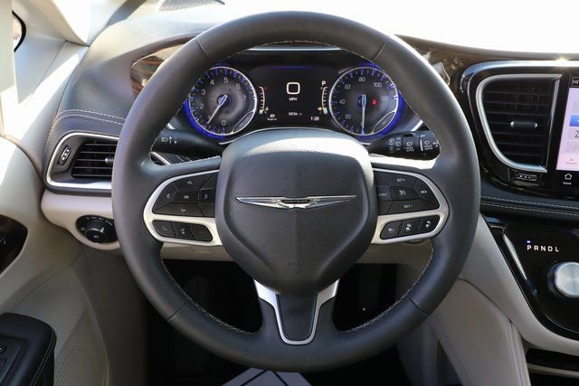 Used 2024 Chrysler Pacifica Limited image 25