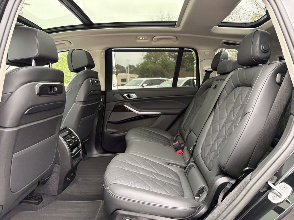 Used 2025 BMW X7 xDrive40i w/ Premium Package image 14