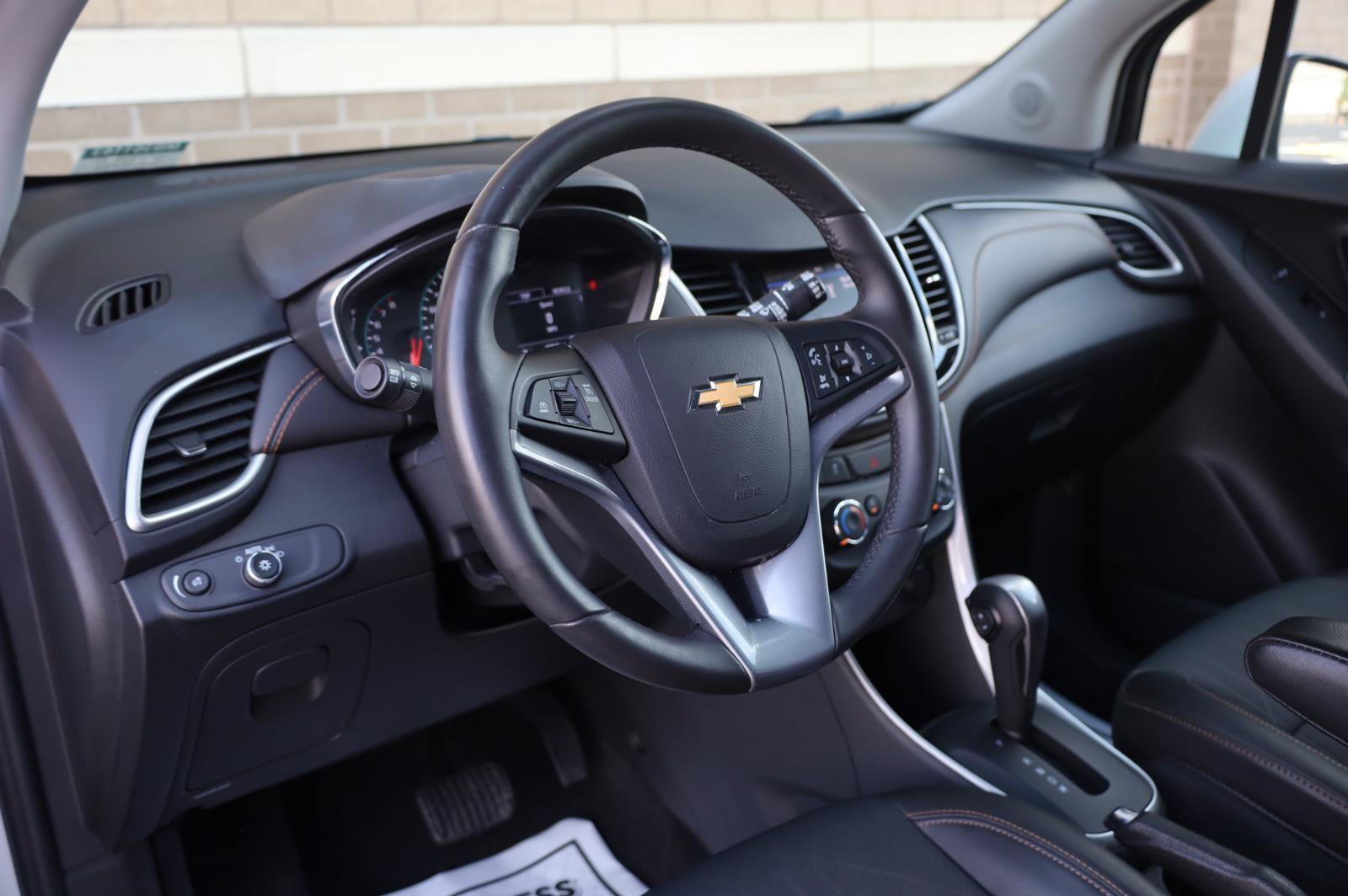 Used 2021 Chevrolet Trax LT w/ LT Convenience Package FWD image 16