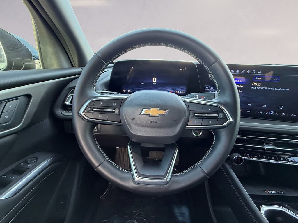 Used 2025 Chevrolet Traverse LT image 13