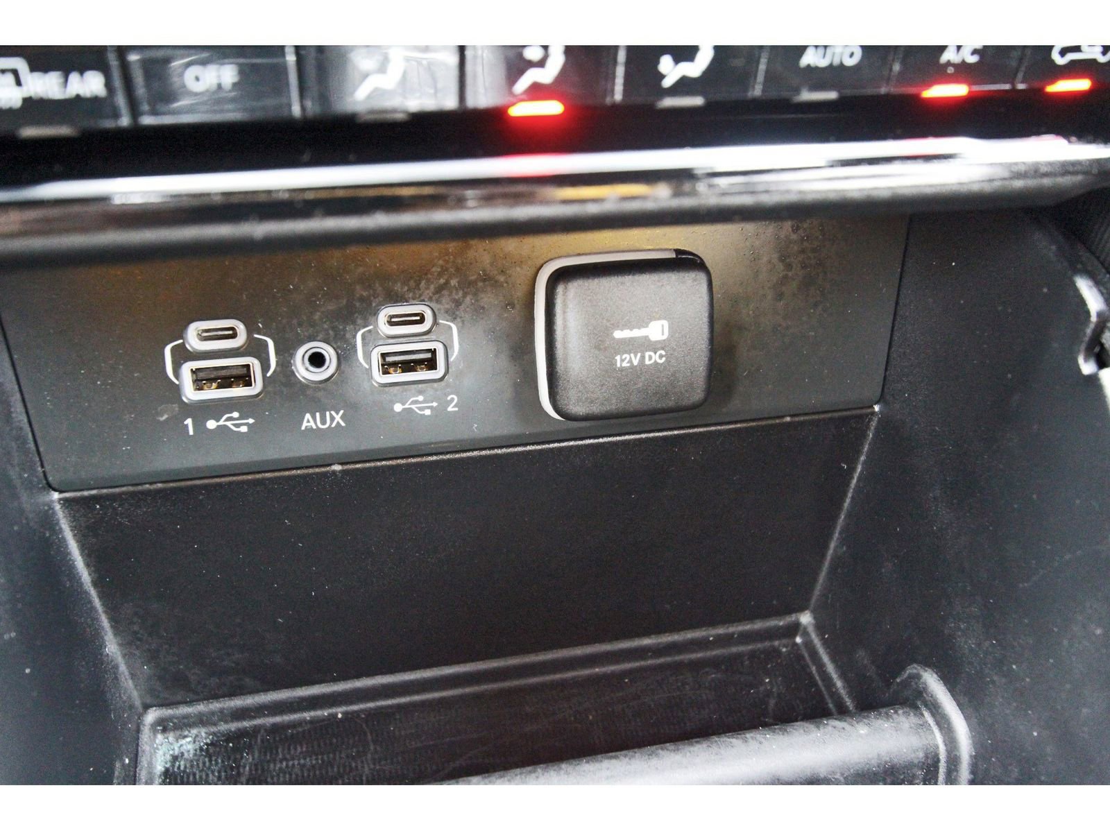 Used 2024 Jeep Grand Cherokee Limited w/ Black Appearance Package AWD/4WD image 28