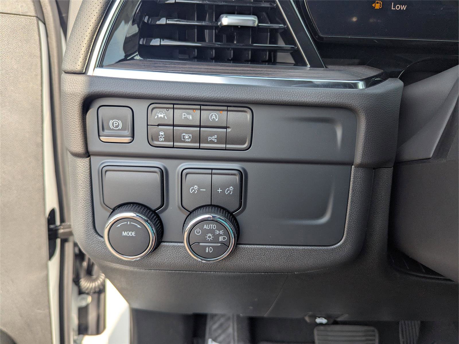 New 2025 Chevrolet Suburban Premier image 37