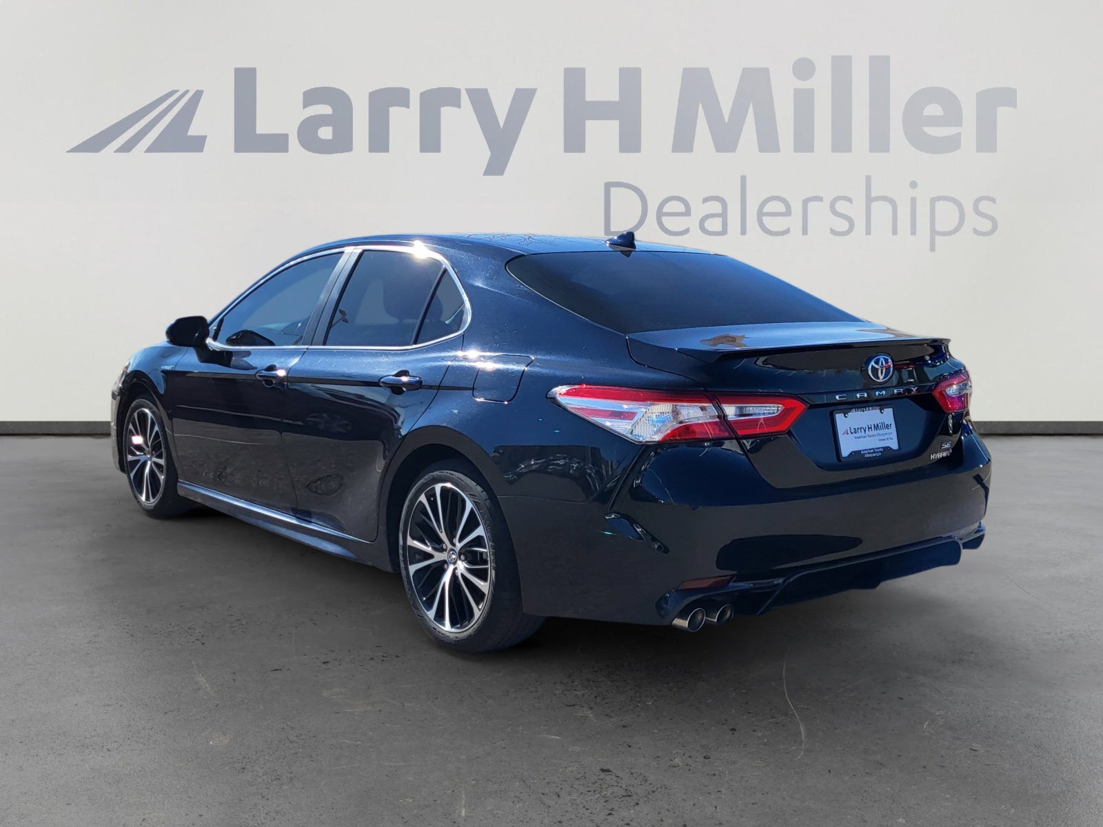 Used 2020 Toyota Camry SE image 3