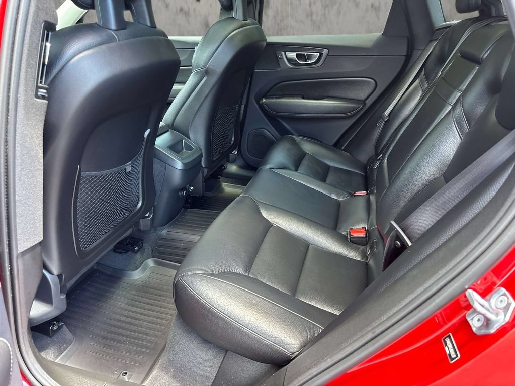 Used 2018 Volvo XC60 T6 Momentum w/ Advanced Package AWD/4WD image 12