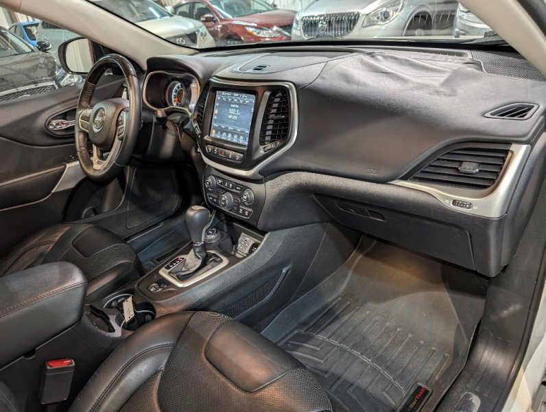 Used 2017 Jeep Cherokee Overland w/ Technology Group image 34