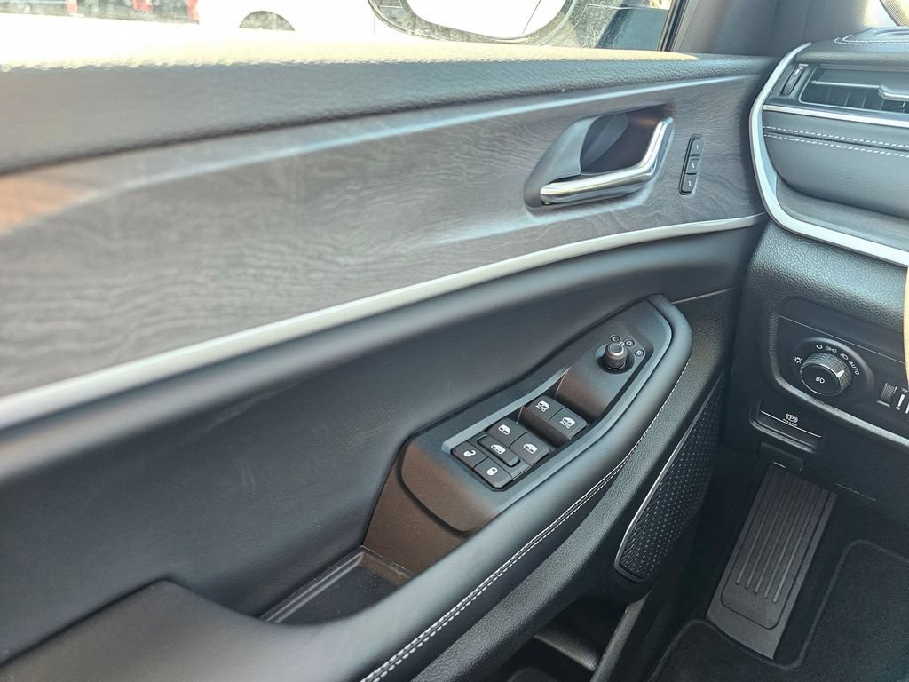 New 2025 Jeep Grand Cherokee L Limited w/ Black Appearance Package AWD/4WD image 28