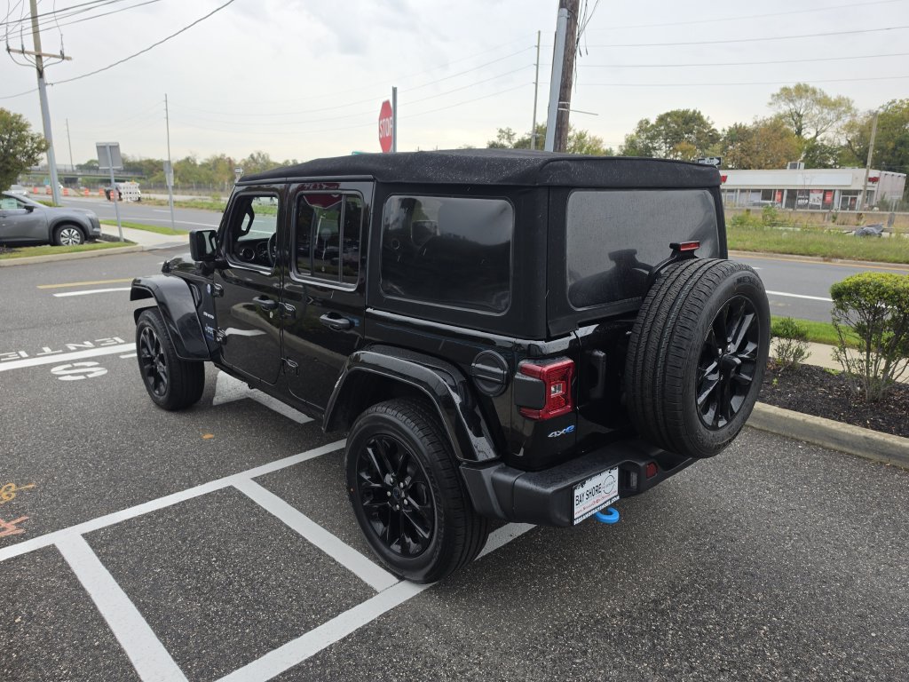 Used 2024 Jeep Wrangler Unlimited Sahara AWD/4WD image 7