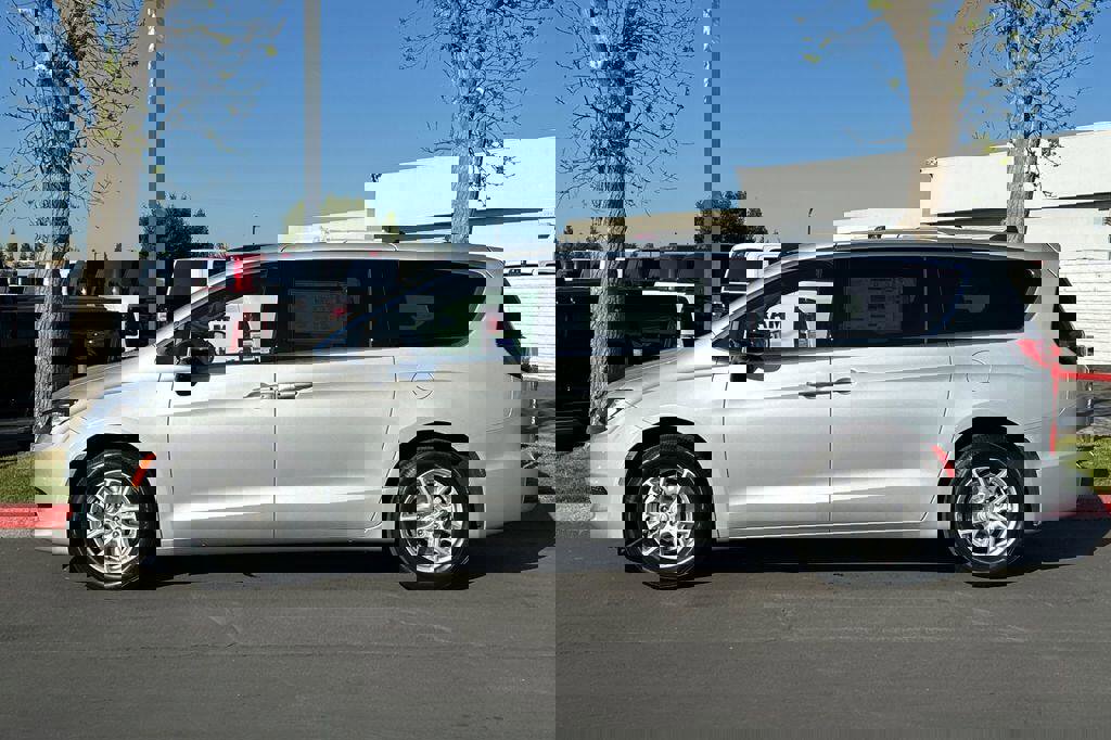 New 2026 Chrysler Voyager LX image 7