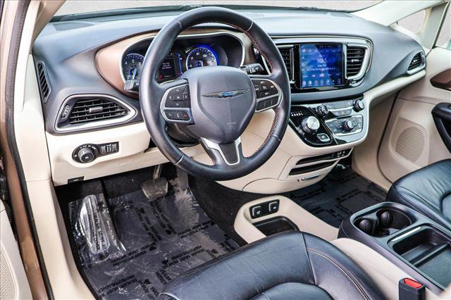 Used 2017 Chrysler Pacifica Touring-L image 10